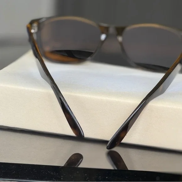 Ray-Ban Wayfarer Tortoise Shell Sunglasses - Picture 5 of 9